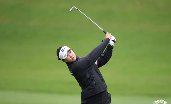 아이언샷 치는 김민솔