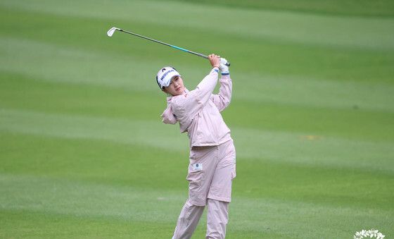 아이언샷 치는 박현경