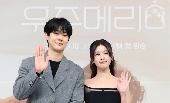 포즈 취하는 최우식과 정소민