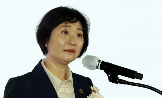 기념사하는 이스란 차관