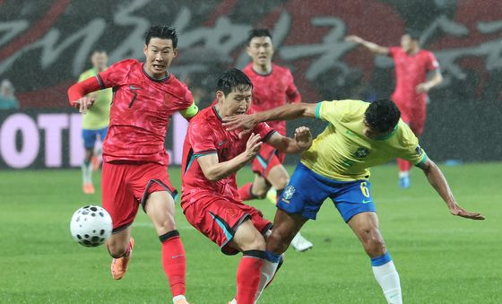 공격하는 손흥민 이강인 듀오