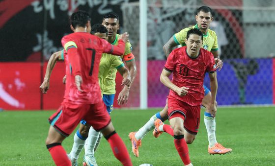 공격하는 손흥민과 이강인