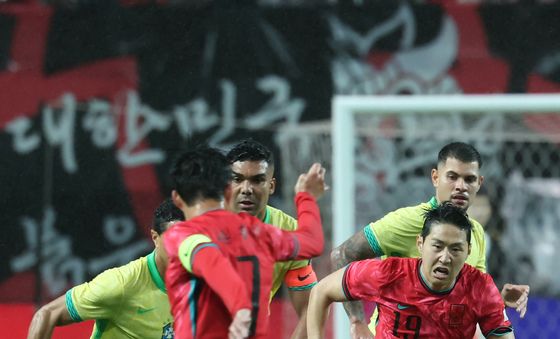 공격하는 손흥민과 이강인