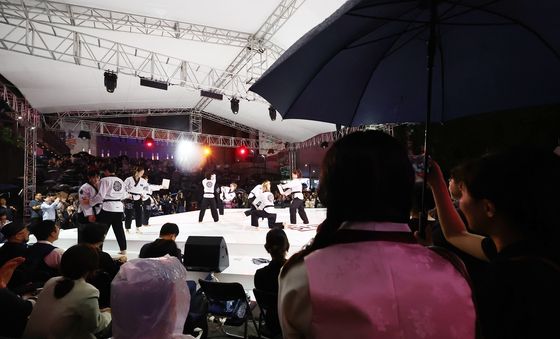 우중 속에도 놓칠 수 없는 태권도 공연