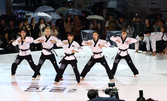 한글한마당서 펼쳐지는 태권 소녀들의 무대