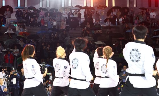 우중 속에도 놓칠 수 없는 태권도 공연