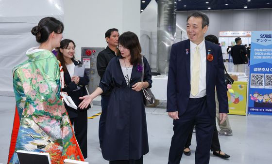 기모노 보는 미즈시마 고이치 대사