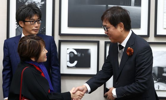 아베 토시코 일본 문부과학대신과 인사하는 최휘영 장관