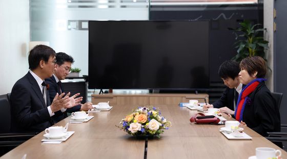 아베 토시코 일본 문부과학대신과 대화하는 최휘영 장관