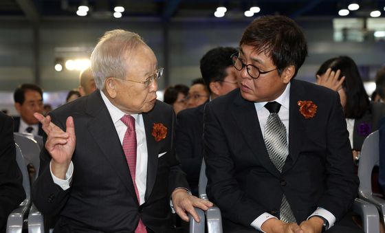 손경식 위원장과 대화하는 최휘영 장관