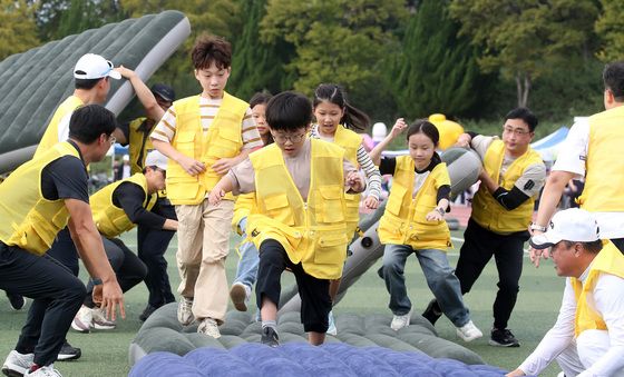 아이들과 함께 가을운동회 즐기는 의사들