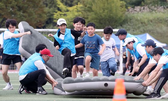 아이들과 함께 가을운동회 즐기는 의사들