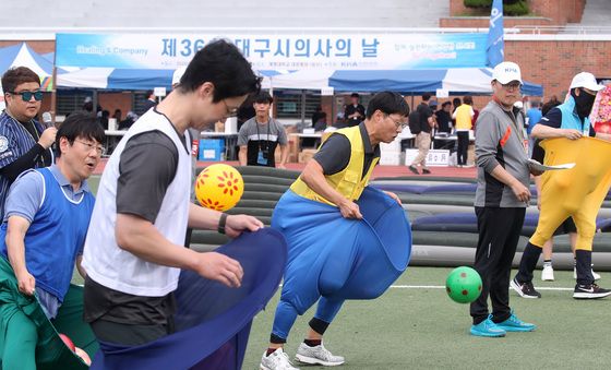 동심으로 돌아간 의사들