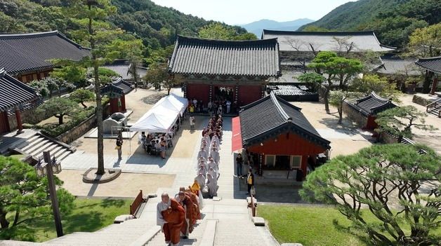 인묵·동환 스님 집전, 화엄사 괘불재 봉행