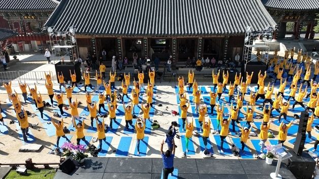 요가 동호인 150명, 화엄사서 '오래된 미래' 만끽