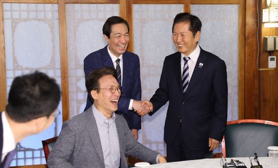 우상호 정무수석과 악수하는 정청래 대표