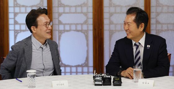 김민석 총리와 대화 나누는 정청래 대표