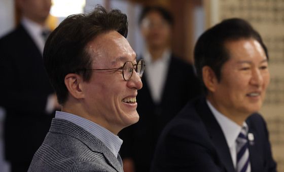 웃으며 대화하는 김민석 총리