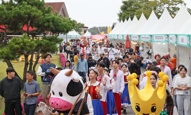 연휴 마지막까지 방문객 발길 이어지는 임실 치즈테마파크