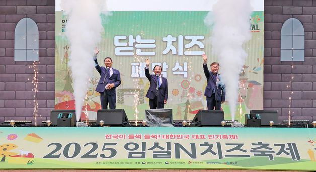 방문객들에게 감사 인사하는 심민 군수