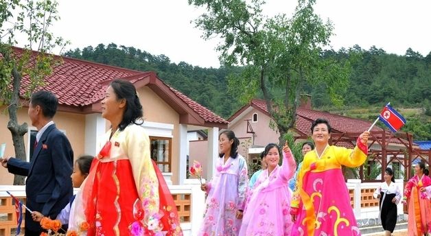 北 김책시 상평축산농장 새집들이…인공기 흔드는 주민들