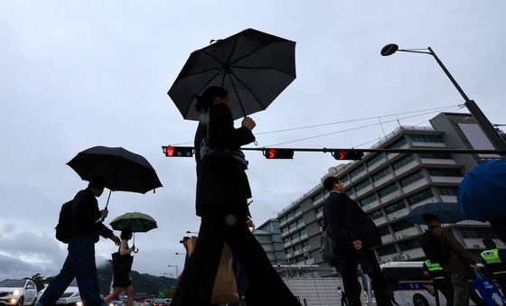 연휴 끝나고 우산쓰고 출근하는 시민들