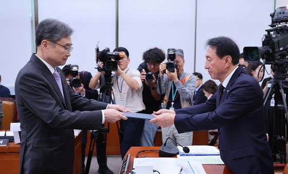 [국감]선서문 제출하는 조현 장관