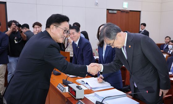 [국감]외교장관과 인사하는 우원식