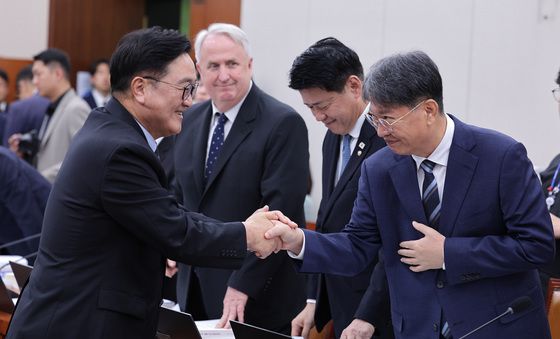 [국감]이춘석 의원과 인사하는 우원식 의장