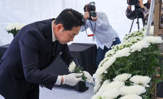 헌화하는 장동혁 대표