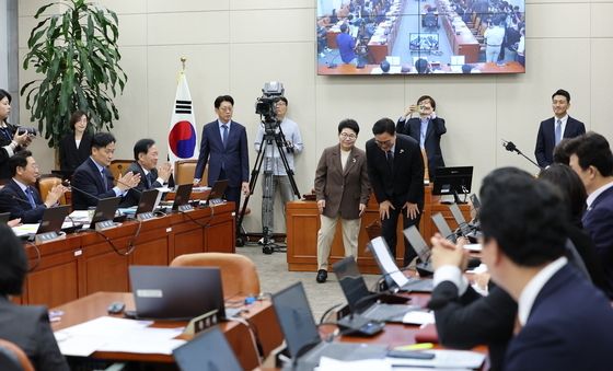 국정감사장 찾아 인사하는 우원식 국회의장