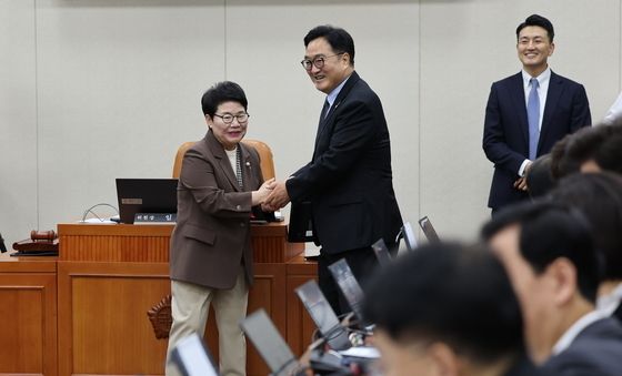 임이자 위원장과 인사하는 우원식 국회의장