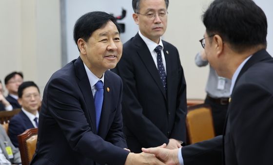 구윤철 부총리와 인사하는 우원식 국회의장