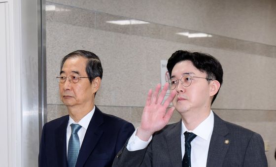 공판 출석하는 한덕수