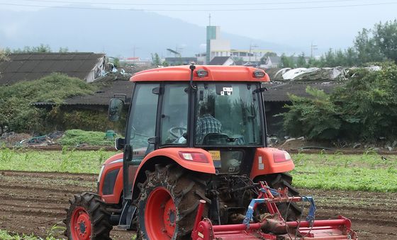 비 소식 앞두고 밭 가는 농부