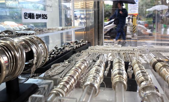 오르는 금시세 덩달아 은시세도 고공행진