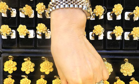 연일 오르는 금값