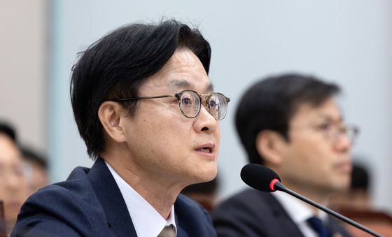 [국감] 체코 원전 계약 관련 답변하는 김정관 장관