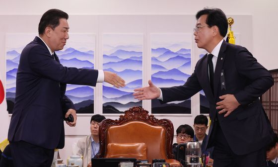 악수하는 김병기·송언석