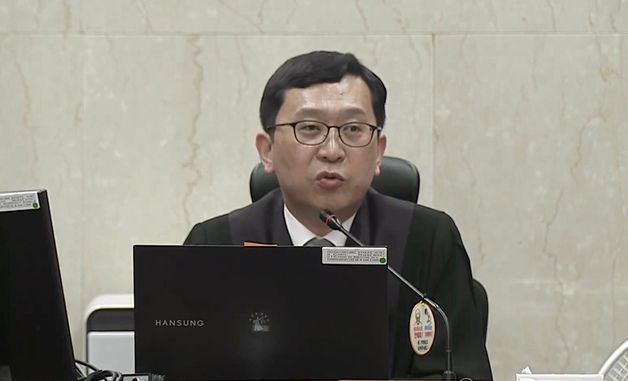 한덕수 전 총리 재판 진행하는 이진관 판사