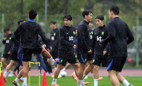 빗속에서 훈련 시작한 축구대표팀