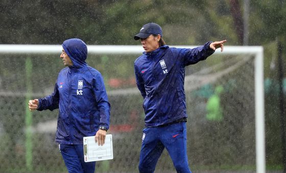 지시하는 홍명보 감독