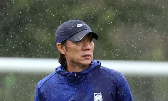 훈련 모습 지켜보는 홍명보 감독