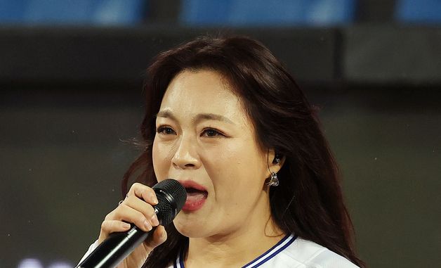 애국가 부르는 이영현