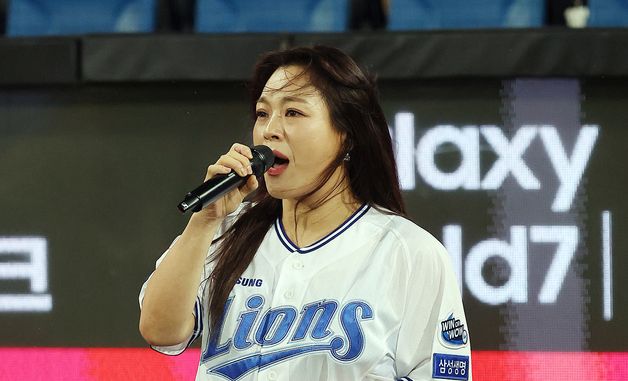 애국가 제창하는 이영현