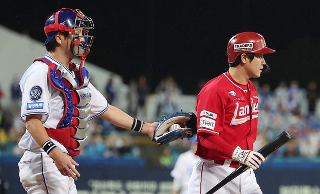 최정, 첫 타석 헛스윙 삼진