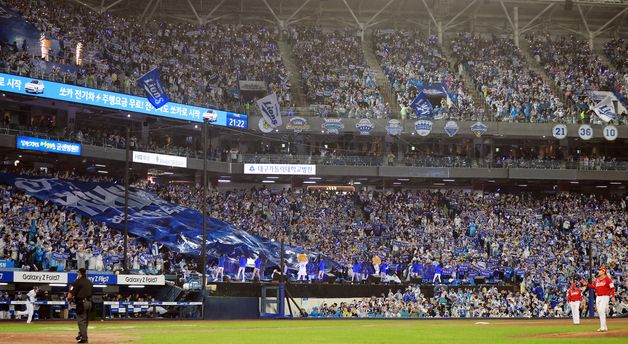 궂은 날씨의 대구, 준PO 3차전 만원 관중…PS 26경기 연속 매진