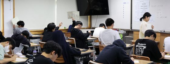 전국연합혁력평가 치르는 수험생들