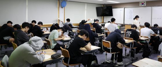 수능 전 마지막 모의고사 치르는 수험생들