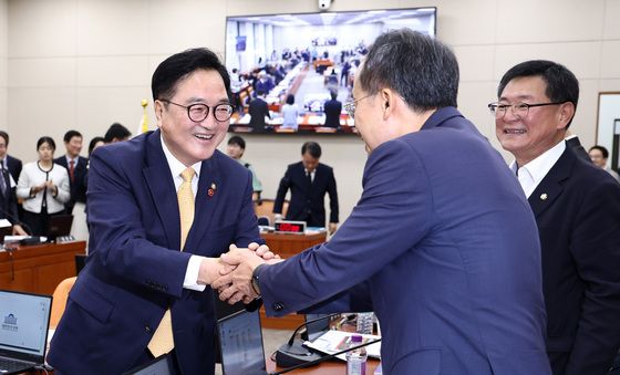 [국감]추경호 의원과 악수하는 우원식 국회의장